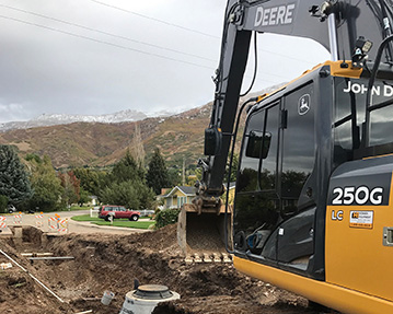 John Deere 250G doing utility work